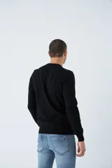 Sweater de algodón con cashmere color beige, de corte clásico, con cuello redondo a la base, puños y dobladillo acanalados y logo bordado en el pecho.