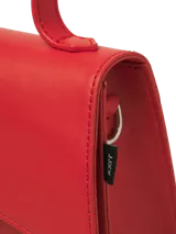 Bolso bandolera rojo con solapa y correa ajustable.
