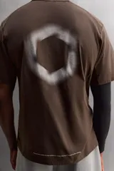 Remera marrón de corte relaxed fit, cuello redondo y manga corta. Estampado con logo Zara Athleticz en el pecho y texto en la nuca.