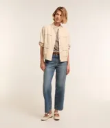 Campera bomber negra de viscosa con cierre delantero, bolsillos con solapa y pespuntes contrastantes en color blanco.