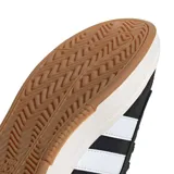 Championes Adidas Grand Court Alpha negros con las tres tiras blancas en los laterales y suela blanca con detalle marrón.