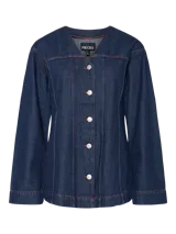 Camisa de denim azul índigo con costuras rojas, confeccionada en tejido twill de algodón y poliéster. Presenta cuello resort, mangas largas y anchas, cierre con botones y corte regular.