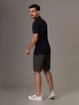 Chomba azul marino Calvin Klein de corte slim fit, manga corta y cuello polo con tapeta de dos botones. Logo de la marca bordado en el pecho.