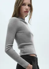 Jersey gris de punto fino con cuello alto, manga larga y corte entallado.