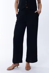 Pantalón formal color beige, de corte recto y con bolsillos laterales, ideal para múltiples ocasiones.