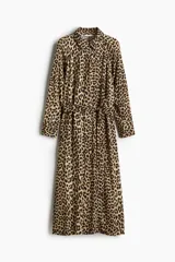 Vestido midi camisero con estampado de leopardo, cuello camisero, botonadura frontal, cinturón ancho para atar extraíble, mangas raglán largas con puños abotonados.