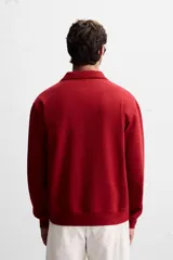 Sudadera regular fit color bordó, con cuello alto y cierre frontal de cremallera. Manga larga y acabados en rib.