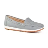 Mocasín color rosa con detalle de perforaciones en la parte delantera y apliques metálicos en los laterales.