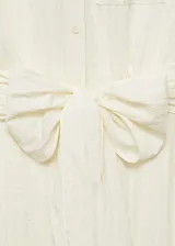 Vestido camisero midi color crudo con rayas verticales, sin mangas, cuello camisero, abotonado al frente y lazo para atar en la cintura.