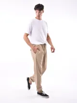 Pantalón de jogging color beige con cintura elástica y cordón ajustable.