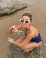 Collar con dije dorado en forma de concha marina y cordón marrón de seda natural.