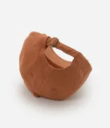 Gorra color marrón con visera curva y bordado de un sol amarillo en el frente.