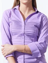 Camisa blanca de algodón marca Zac & Rachel, con cuello con solapa, abertura central con botones, delantera tableada y laterales elastizados.
