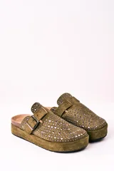 Zuecos de gamuza color verde militar con plataforma y hebilla ajustable. Decorados con tachas plateadas.
