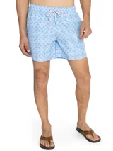 Short de baño celeste con estampado de caballitos de mar rosados. Tiene cintura elástica con cordón ajustable, bolsillos laterales y traseros.