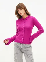 Saco tejido color fucsia con cuello polo, manga larga con abertura en el puño y cierre frontal con botones.