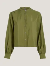 Camisa verde oliva de corte cropped, sin cuello, con cierre frontal de botones y mangas largas abullonadas con puños abotonados.