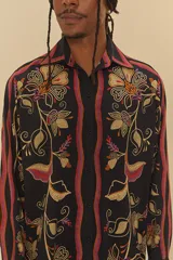 Camisa de manga larga con estampado floral, cuello clásico y cierre frontal con botones.