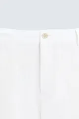 Pantalón de vestir color beige claro, de corte recto, confeccionado en lino.