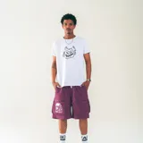 Bermuda unisex color borgoña confeccionada en nylon liviano, con cintura elastizada y cordón ajustable. Presenta bolsillos laterales y bolsillos cargo con cierre. Estampado con el logo de Kaboa en blanco en la pierna izquierda.