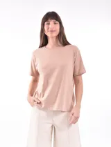 Remera color beige de corte clásico y mangas cortas.