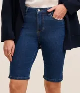 Bermuda femenina confeccionada en jeans, modelo new ciclista, con trabillas en la cintura, bolsillos y cierre delantero con botón y cremallera.