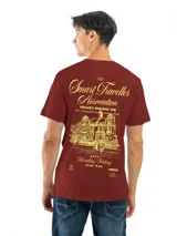 Remera celeste con estampado circular en el pecho, con texto en verde y negro.