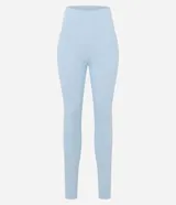 Conjunto deportivo celeste compuesto por un top con tirantes finos y calzas largas con cintura alta y recortes en las rodillas.