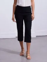 Pantalón capri negro de gabardina elastizada, marca Zac & Rachel. Tiene pretina ancha elastizada y bolsillos simulados en la parte delantera y trasera.