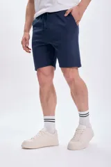 Bermuda deportiva azul marino con cintura elástica ajustable con cordón.