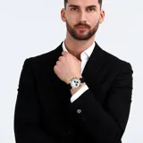 Reloj Maserati Attrazione con caja dorada, esfera blanca con detalles en negro y correa de silicona negra. Incluye cronógrafo, función de fecha y medición de doble zona horaria.