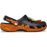 Zuecos Crocs Classic de Pokémon Versus, con diseño asimétrico: el pie derecho representa el tipo fuego y el izquierdo el tipo agua. Incluyen charms Jibbitz de Pokémon y logo de Pokémon en la correa trasera.