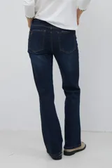 Jean de corte semi oxford con tiro medio, confeccionado en denim de lavado claro. Presenta costuras verticales decorativas en el frente y un detalle de costura en la botamanga que amplía la silueta.