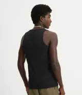 Musculosa de hombre color beige, de algodón acanalado, sin estampa y con cuello redondo.