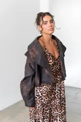 Campera de eco cuero negra, con diseño de corte cropped y solapas amplias.