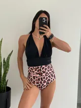 Traje de baño entero negro con estampado animal print en tonos rosados y marrones.