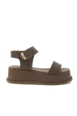 Sandalias marrones con plataforma forrada en cuero y cierre con velcro.