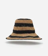 Sombrero tipo bucket de paja con rayas horizontales negras y beige.