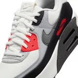 Championes Nike Air Max 90 de cuero color blanco, gris y negro con detalles en rojo.