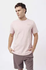 Remera de algodón color naranja claro con cuello redondo y manga corta. Presenta un pequeño estampado gráfico de temática playera en el pecho izquierdo.