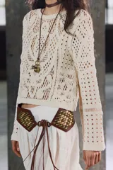 Top color crudo de tejido crochet calado, con cuello redondo y mangas largas acampanadas.