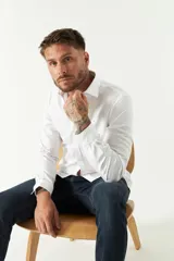 Camisa blanca de hombre, de corte slim, con cuello italiano y logo bordado.