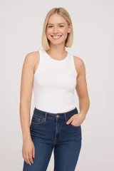Musculosa blanca de algodón con cuello redondo y corte ajustado.