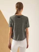 Remera gris de manga corta con escote en V y corte holgado.