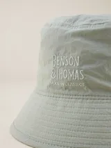 Gorro tipo bucket color azul marino con logo bordado en el frente.