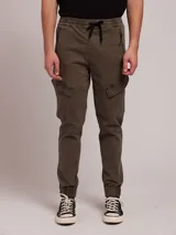 Pantalón cargo color verde oliva, de sarga, con cintura elástica ajustable con cordón, bolsillos laterales con cierre y bolsillos cargo con solapa. Tobillos ajustados con elástico.