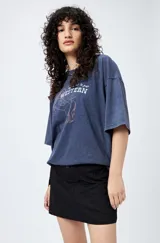 Minifalda negra estilo cargo, de corte recto y tiro bajo, con bolsillos laterales.