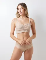 Conjunto de ropa interior de encaje floral blanco, compuesto por un bralette sin aro ni relleno, con breteles regulables y cierre trasero de tres posiciones, y una bombacha con detalle de encaje floral.