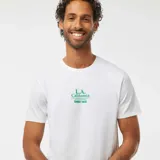 Camiseta blanca de manga corta con estampado verde de texto "L.A. California Sunset Blvd.".