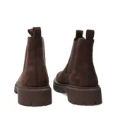 Botas Chelsea de mujer, color negro, con caña corta y elásticos laterales. Cuentan con suela track gruesa y tiradores traseros para calzar.